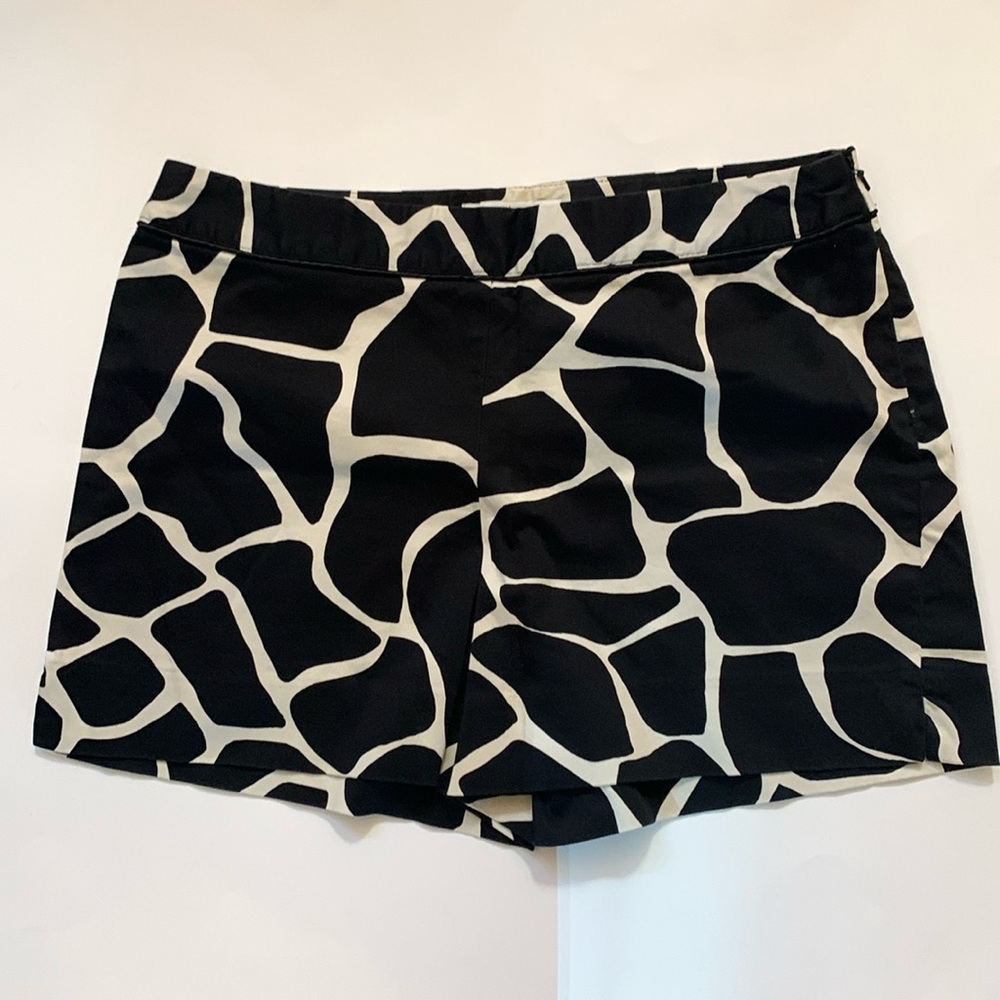 White House Black Market Ivory Black Geometric Shorts Size 6